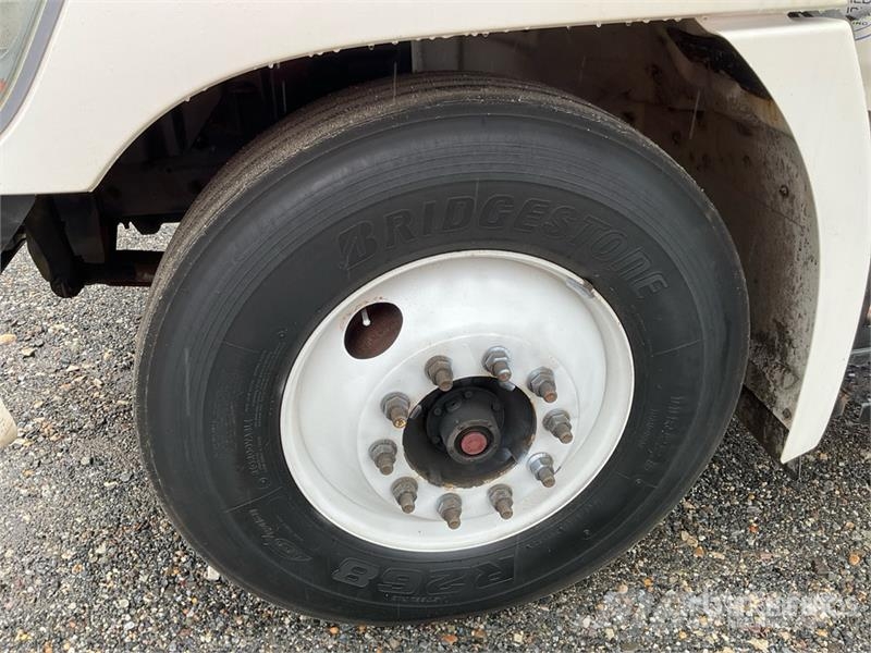 Hino 338 Bakwagens met gesloten opbouw