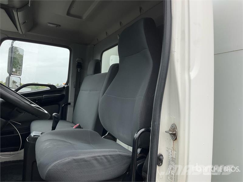 Hino 338 Bakwagens met gesloten opbouw