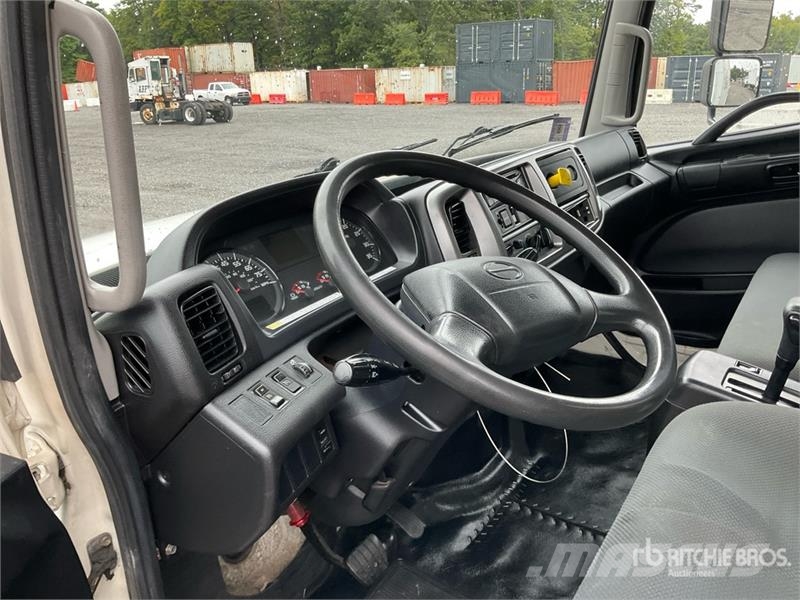 Hino 338 Bakwagens met gesloten opbouw