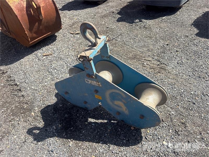 International 10000 lb Lifting Device Pacēlāju/krānu aprīkojums