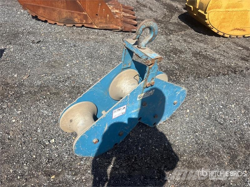 International 10000 lb Lifting Device Pacēlāju/krānu aprīkojums