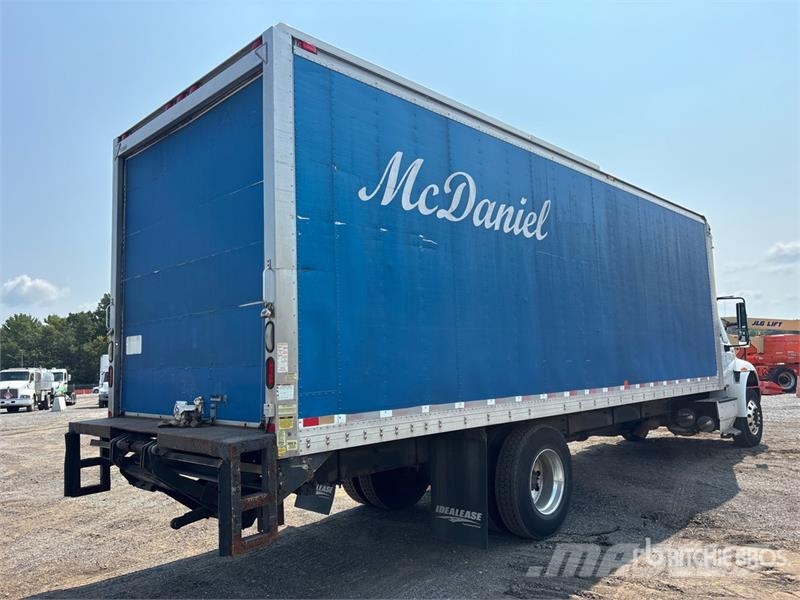 International 4300 Camiones con caja de remolque