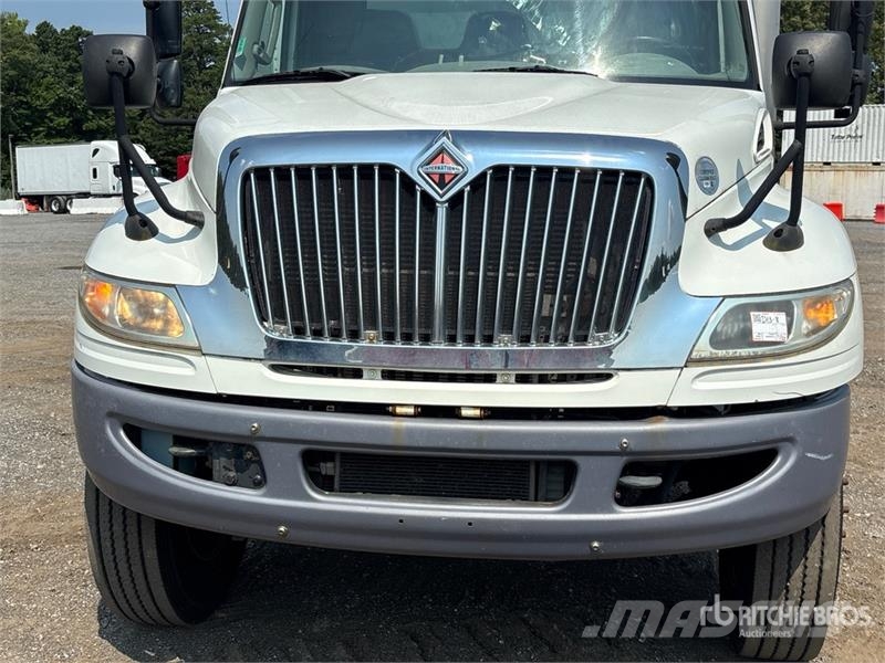 International 4300 Camiones con caja de remolque