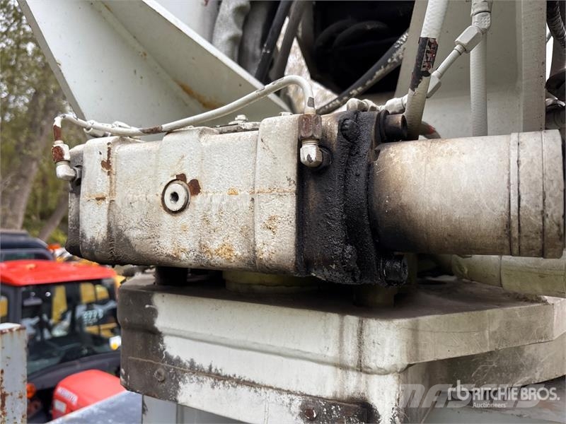 International 4300 Fahrzeug mit mobiler Bohranlage