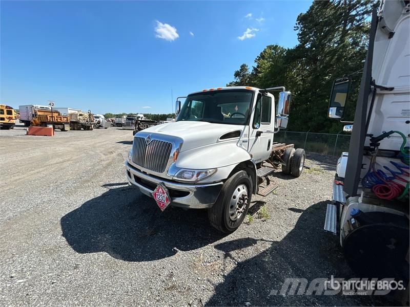 International 4300 Cabinas