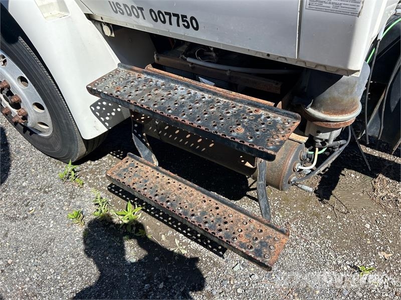 International 4300 Cabinas