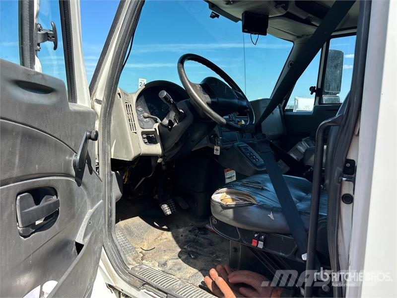 International 4300 Cabinas