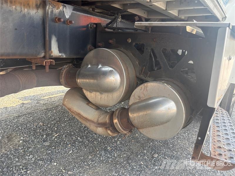 International 4300 Camiones con caja de remolque