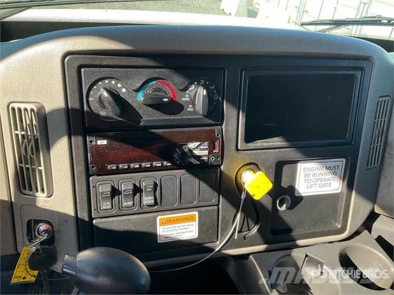 International 4300 貨箱式卡車