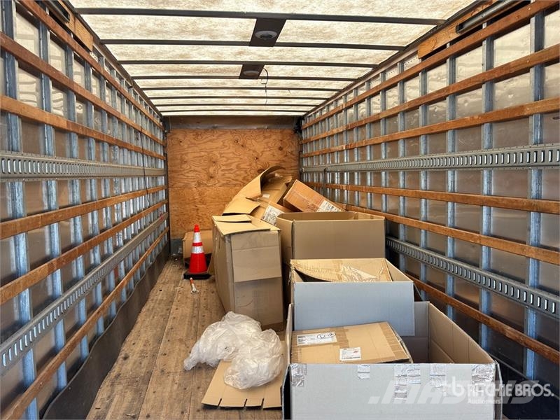 International 4300 Camiones con caja de remolque