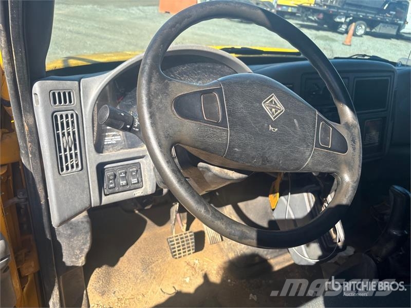 International 4300 شاحنات مزدوجة / خلخلة