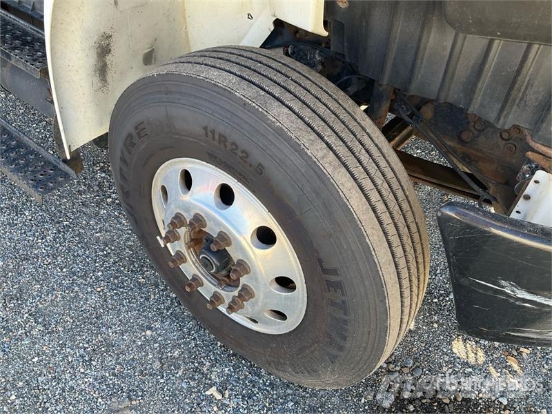 International 4300 貨箱式卡車