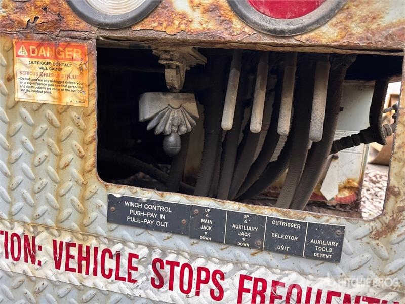 International 4300 Fahrzeug mit mobiler Bohranlage
