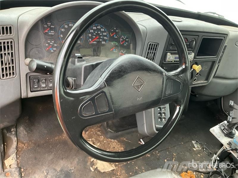 International 4300 タンカートラック