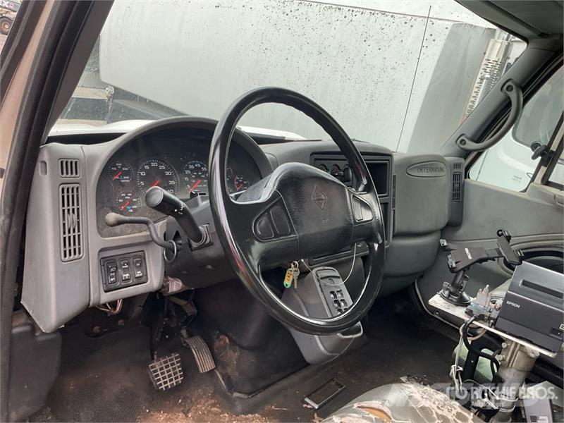 International 4300 タンカートラック