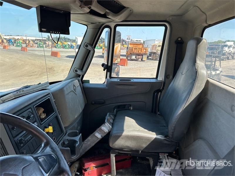 International 4300 Cabinas