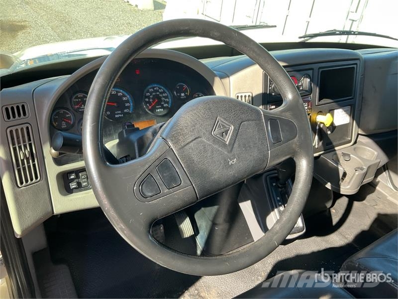 International 4300 貨箱式卡車