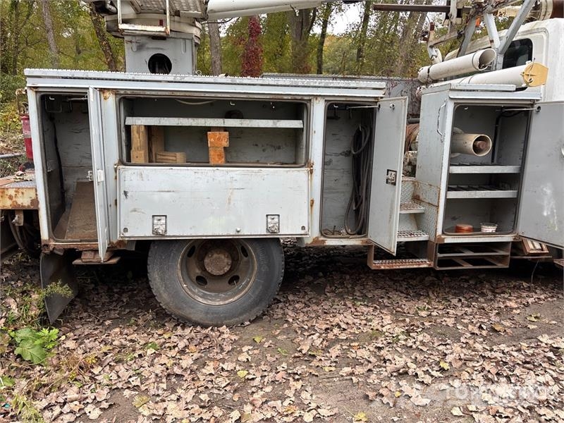 International 4300 Fahrzeug mit mobiler Bohranlage