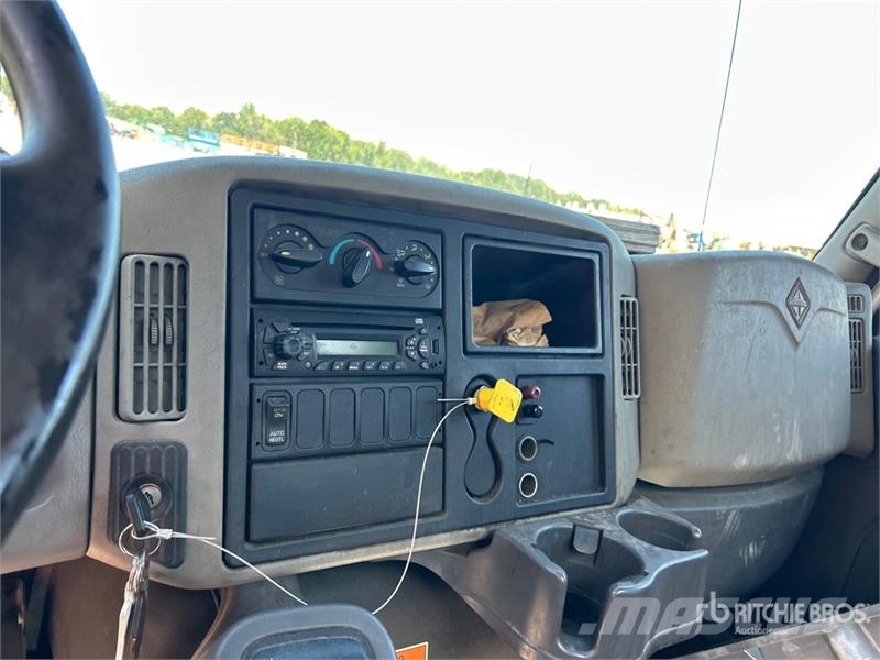 International 4300 Cabinas