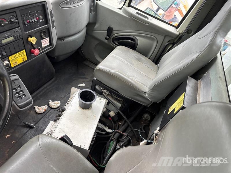 International 4300 Fahrzeug mit mobiler Bohranlage