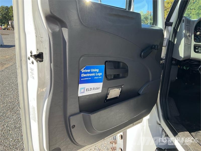 International 4300 貨箱式卡車