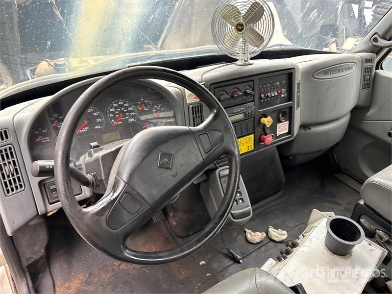 International 4300 Fahrzeug mit mobiler Bohranlage