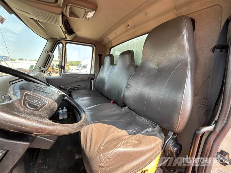 International 4300 Camiones con caja de remolque