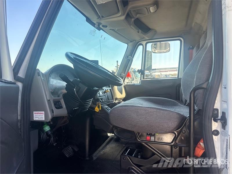 International 4300 Bakwagens met gesloten opbouw