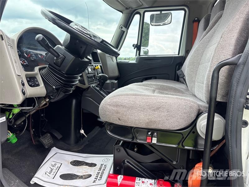 International 4300 Skriňová nadstavba
