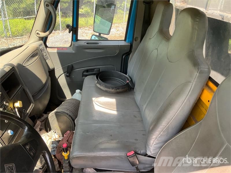 International 4300 6x4 T/A Dump Truck (Inoperable) 自卸式货车