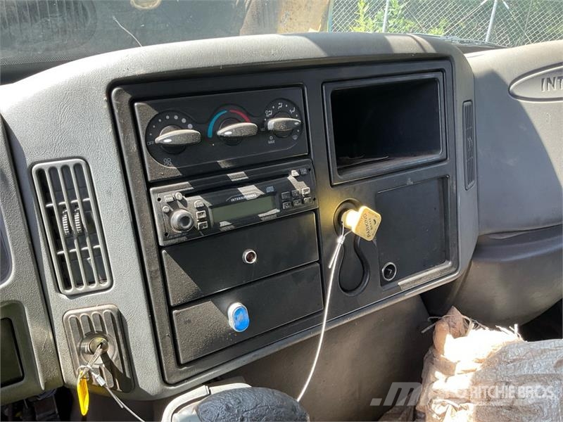 International 4300 6x4 T/A Dump Truck (Inoperable) 自卸式货车