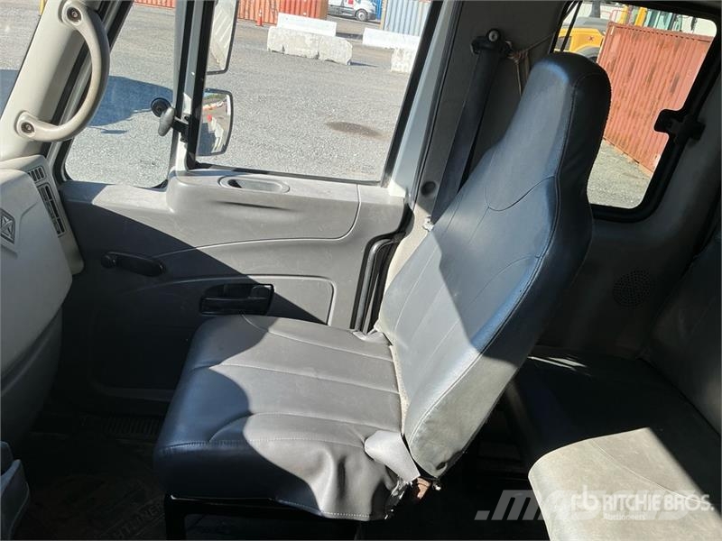 International 4400 Tovornjaki s kesonom/platojem
