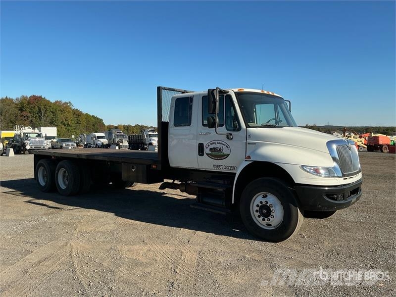 International 4400 Tovornjaki s kesonom/platojem