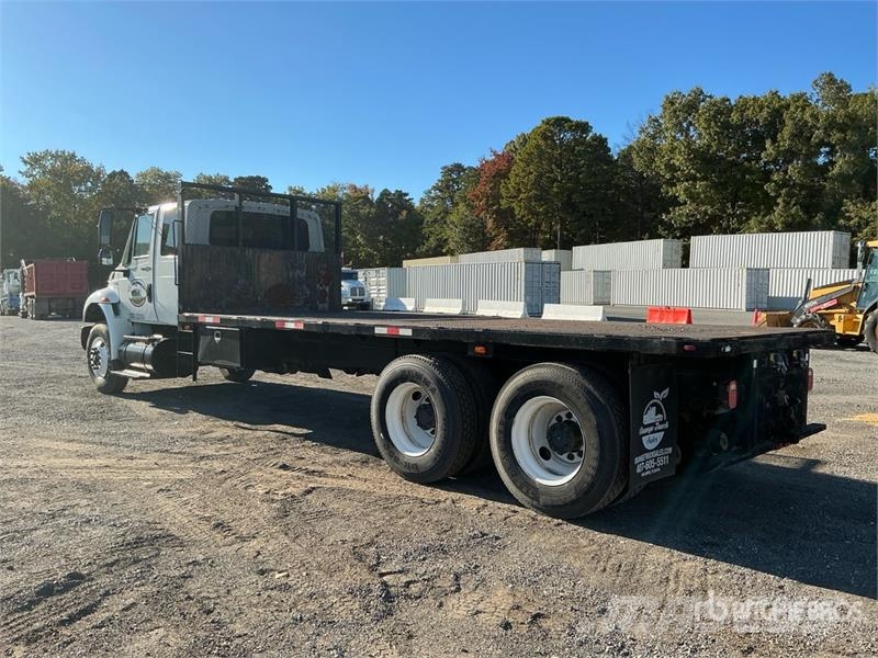 International 4400 Tovornjaki s kesonom/platojem