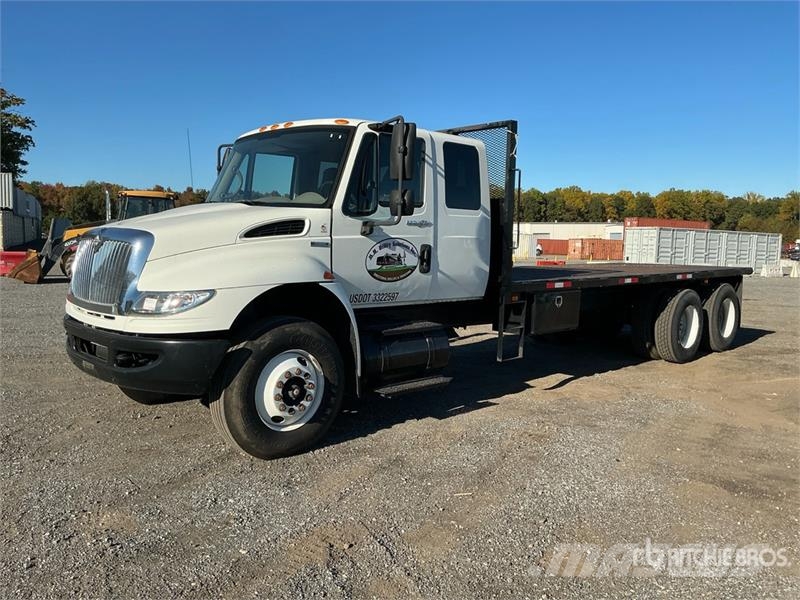 International 4400 Tovornjaki s kesonom/platojem