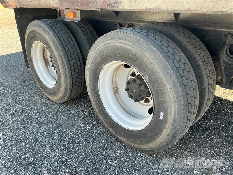 International 4400 Tovornjaki s kesonom/platojem