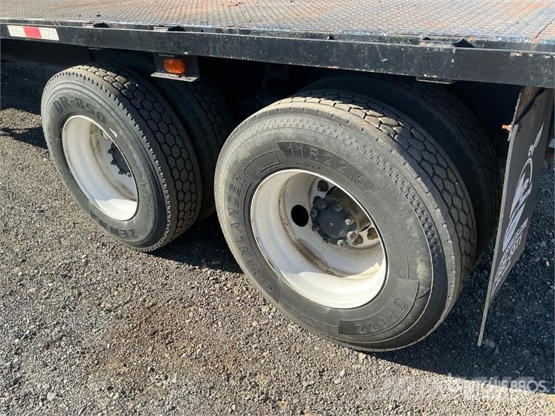 International 4400 Tovornjaki s kesonom/platojem