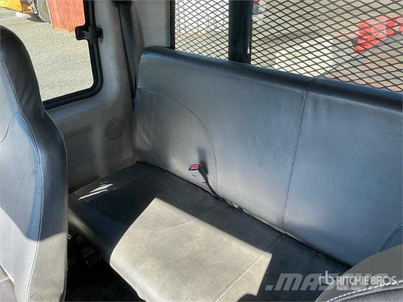 International 4400 Tovornjaki s kesonom/platojem