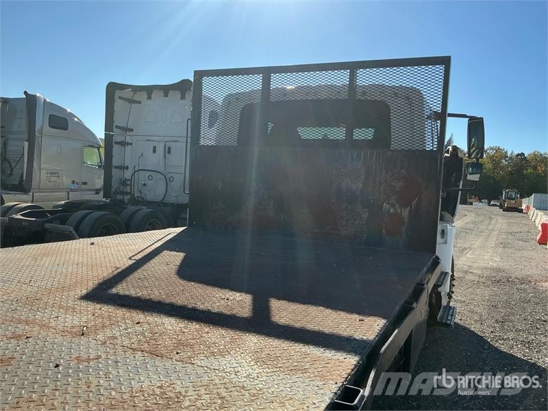 International 4400 Tovornjaki s kesonom/platojem