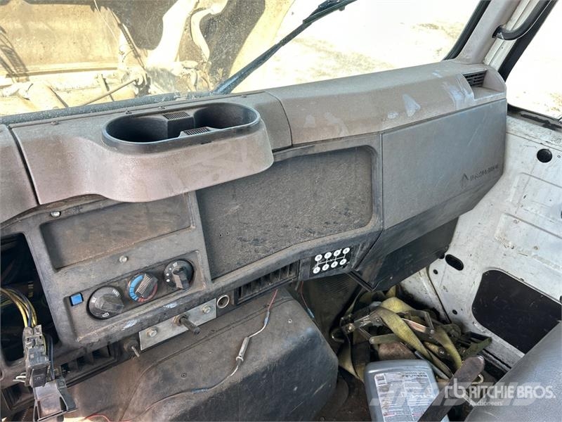 International 4700 شاحنات مسطحة/مفصلية الجوانب