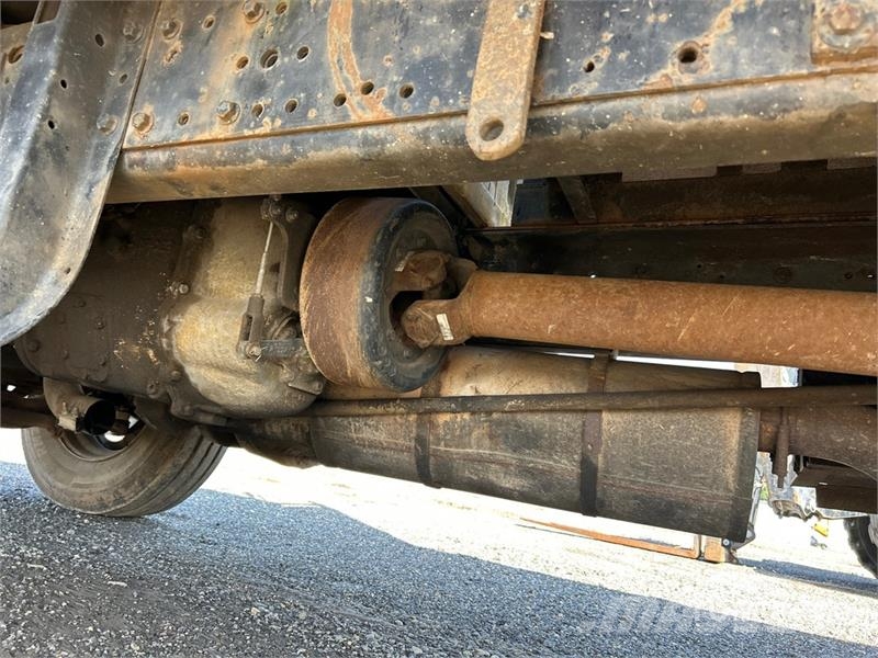 International 4700 شاحنات مسطحة/مفصلية الجوانب