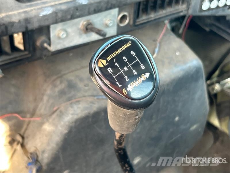 International 4700 شاحنات مسطحة/مفصلية الجوانب