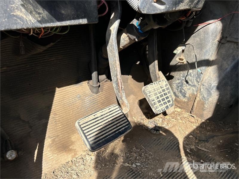 International 4700 شاحنات مسطحة/مفصلية الجوانب