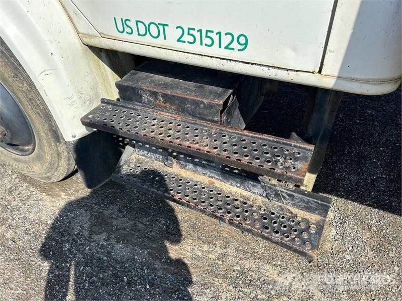 International 4700 شاحنات مسطحة/مفصلية الجوانب