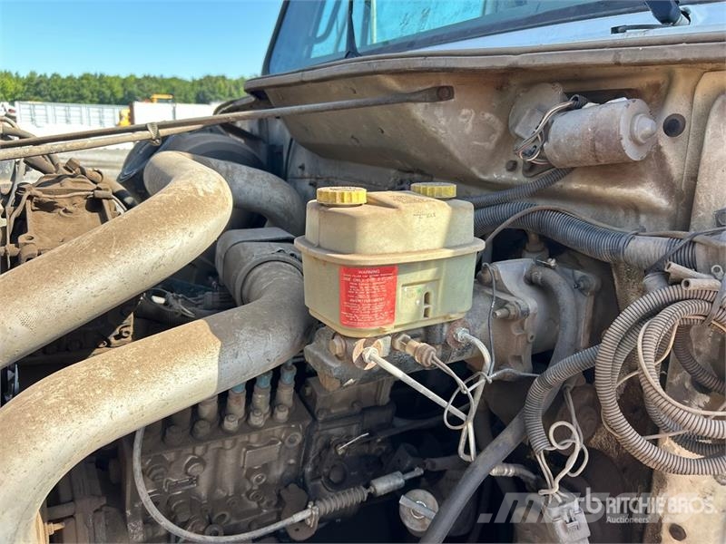 International 4700 شاحنات مسطحة/مفصلية الجوانب