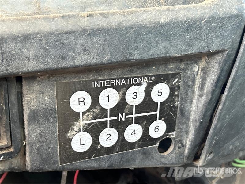 International 4700 شاحنات مسطحة/مفصلية الجوانب