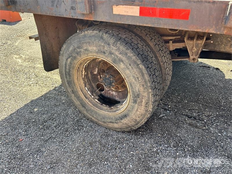 International 4700 شاحنات مسطحة/مفصلية الجوانب