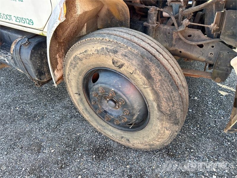 International 4700 شاحنات مسطحة/مفصلية الجوانب