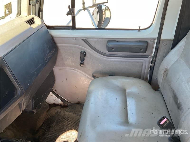International 4700 Φορτηγά Kαρότσα με ανοιγόμενα πλαϊνά