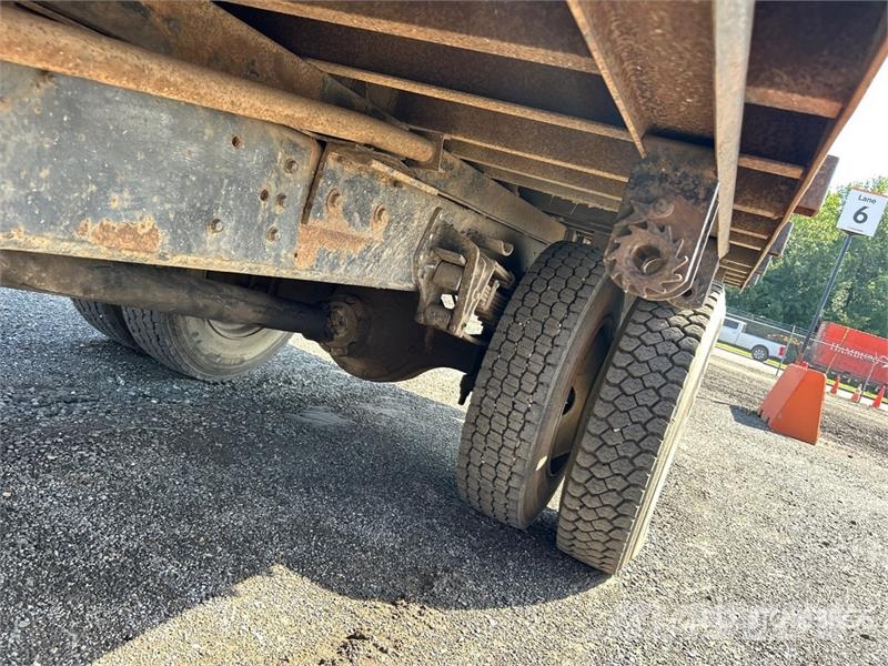 International 4700 شاحنات مسطحة/مفصلية الجوانب
